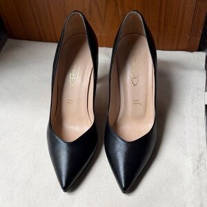 Classic Black Pointed-Toe Leather Pumps